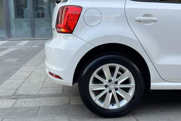 Used Volkswagen Polo 2014 1.4L Automatic Comfort Edition Right Rear Wheel Hub