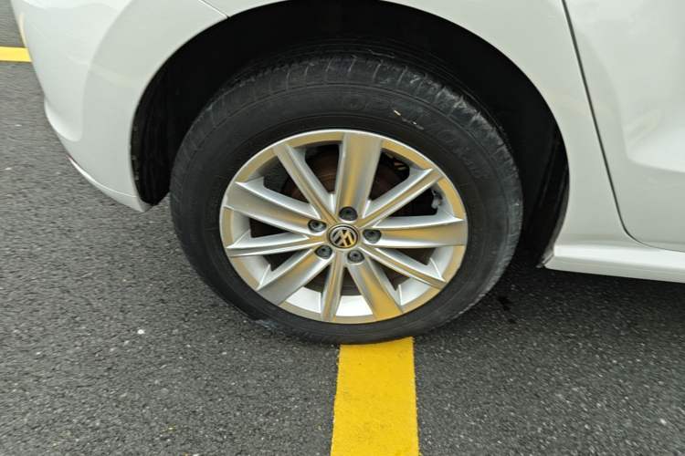 Used Volkswagen Polo 2014 1.4L Automatic Comfort Edition Right Rear Wheel Hub