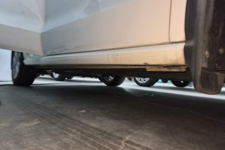 Used Volkswagen Polo 2014 1.6L Automatic Comfort Edition Right Side Sill