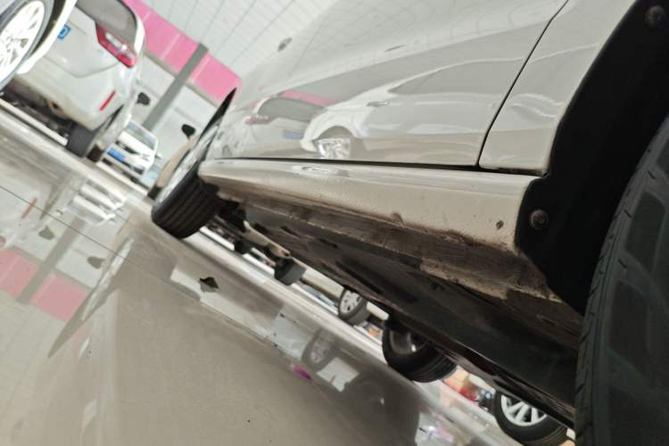 Used Volkswagen Polo 2014 1.4L Automatic Luxury Edition Right Side Sill