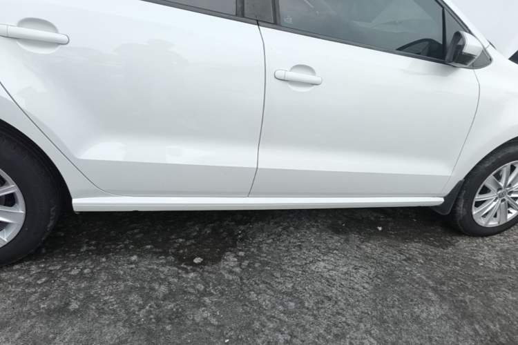 Used Volkswagen Polo 2014 1.6L Automatic Comfort Edition Right Side Sill