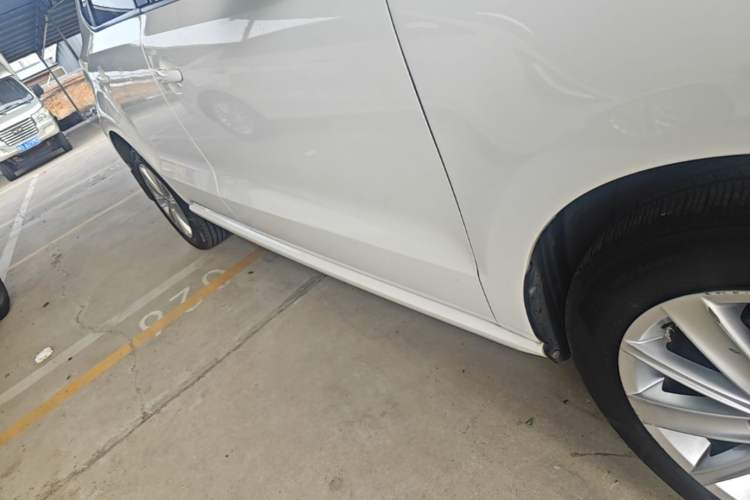 Used Volkswagen Polo 2014 1.6L Automatic Comfort Edition Right Side Sill