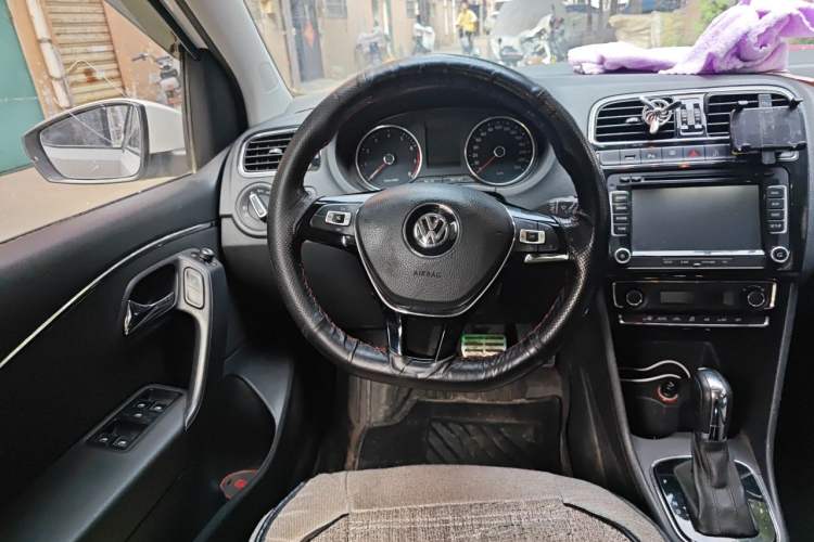 Used Volkswagen Polo 2014 1.6L Automatic Luxury Edition Steering Wheel