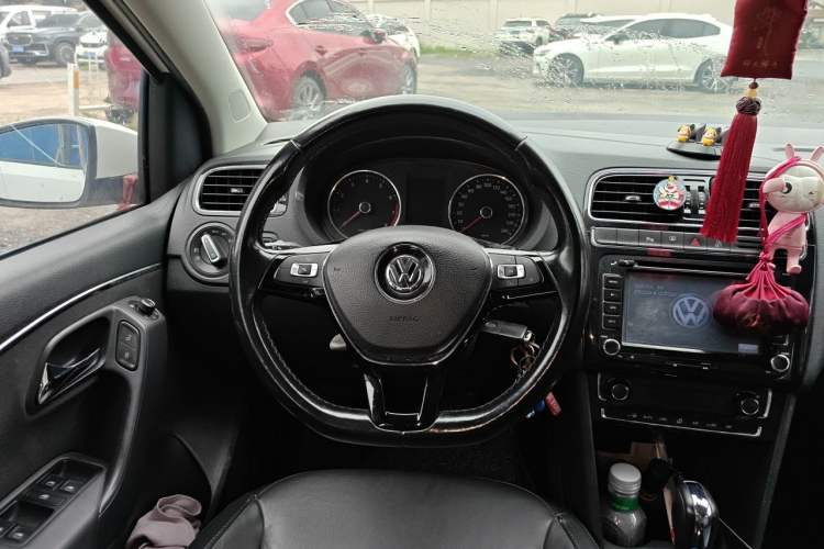 Used Volkswagen Polo 2014 1.6L Automatic Luxury Edition Steering Wheel