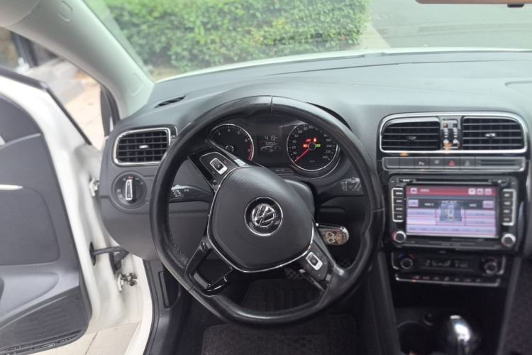 Used Volkswagen Polo 2014 1.6L Automatic Luxury Edition Steering Wheel