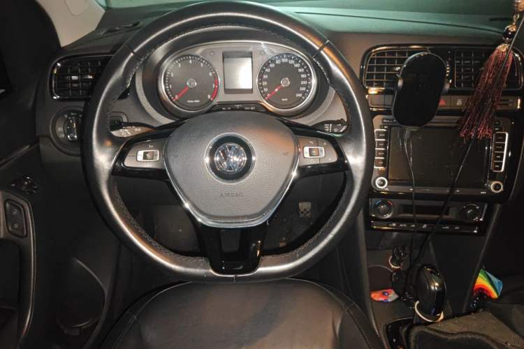 Used Volkswagen Polo 2014 1.6L Automatic Luxury Edition Steering Wheel