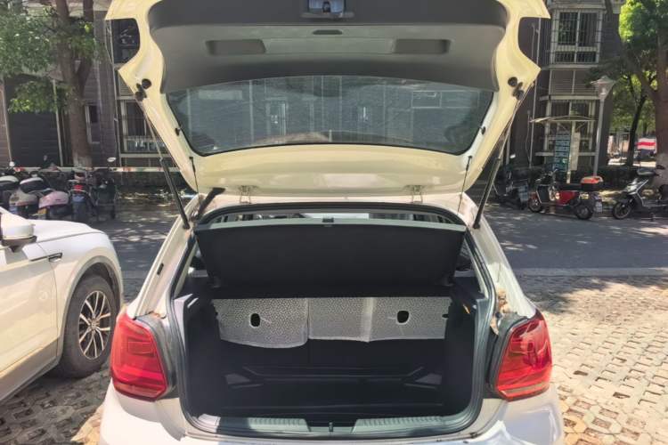 Used Volkswagen Polo 2014 1.6L Automatic Luxury Edition Trunk