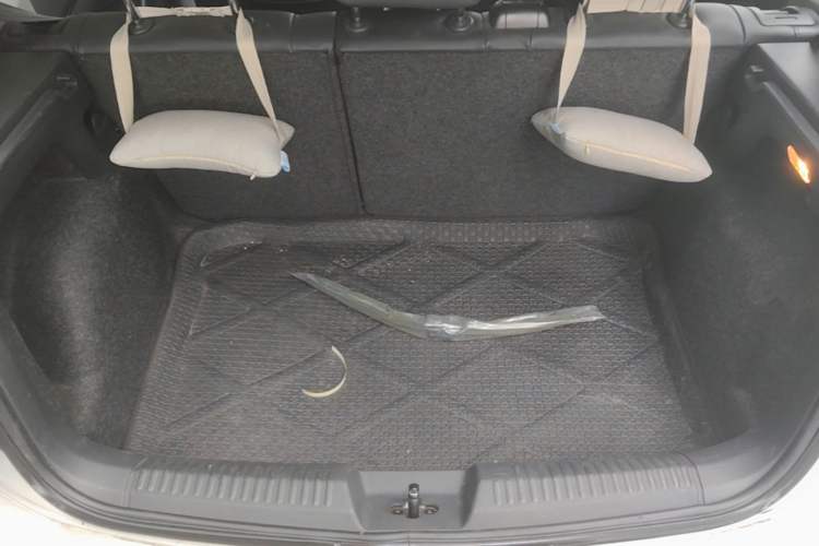 Used Volkswagen Polo 2014 1.6L Automatic Luxury Edition Trunk