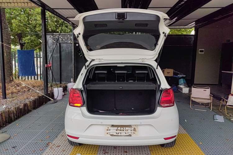 Used Volkswagen Polo 2014 1.6L Automatic Luxury Edition Trunk