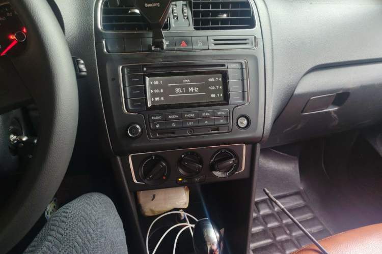 Used Volkswagen Polo 2014 1.6L Automatic Comfort Edition Audio And AC Panel