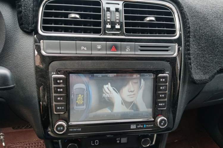 Used Volkswagen Polo 2014 1.6L Automatic Luxury Edition Audio And AC Panel