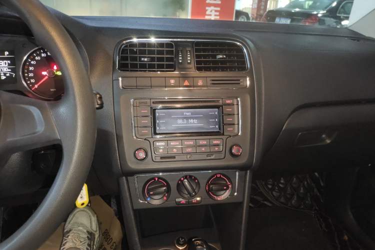 Used Volkswagen Polo 2014 1.6L Automatic Comfort Edition Audio And AC Panel