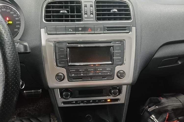 Used Volkswagen Polo 2014 1.6L Automatic Luxury Edition Audio And AC Panel