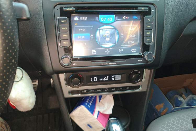 Used Volkswagen Polo 2014 1.6L Cross Polo Automatic Audio And AC Panel
