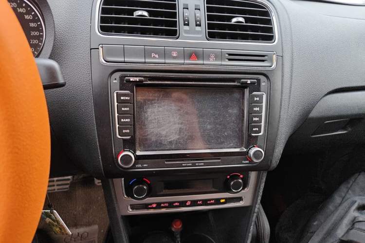 Used Volkswagen Polo 2014 1.6L Cross Polo Automatic Audio And AC Panel