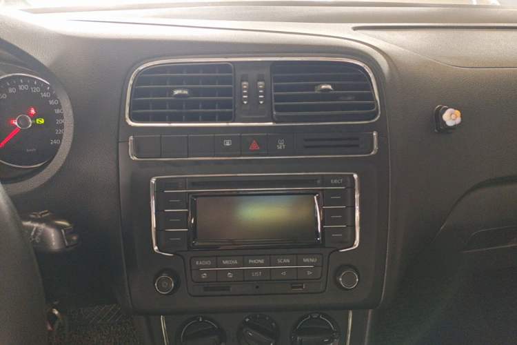 Used Volkswagen Polo 2014 1.6L Automatic Comfort Edition Audio And AC Panel