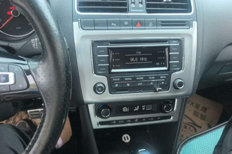 Used Volkswagen Polo 2014 1.6L Cross Polo Automatic Audio And AC Panel
