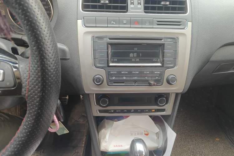 Used Volkswagen Polo 2014 1.6L Cross Polo Automatic Audio And AC Panel