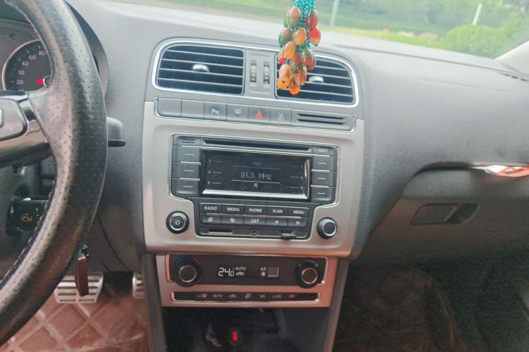 Used Volkswagen Polo 2014 1.6L Cross Polo Automatic Audio And AC Panel