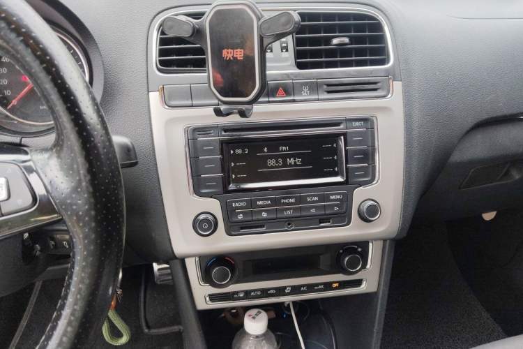 Used Volkswagen Polo 2014 1.6L Cross Polo Automatic Audio And AC Panel