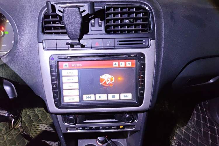 Used Volkswagen Polo 2014 1.6L Cross Polo Automatic Audio And AC Panel