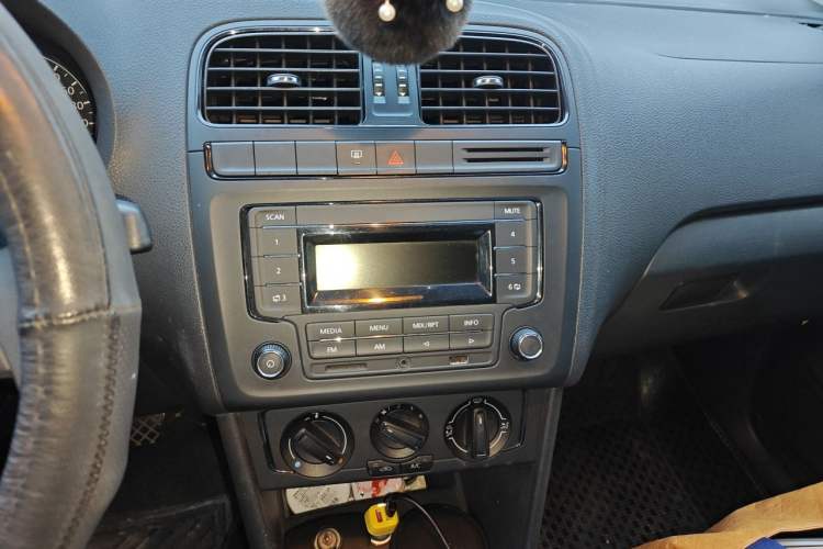 Used Volkswagen Polo 2014 1.4L Manual Fashion Edition Audio And AC Panel