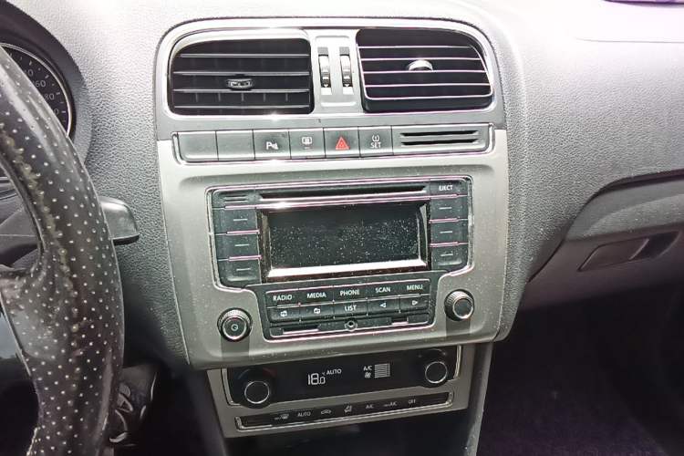 Used Volkswagen Polo 2014 1.6L Cross Polo Automatic Audio And AC Panel