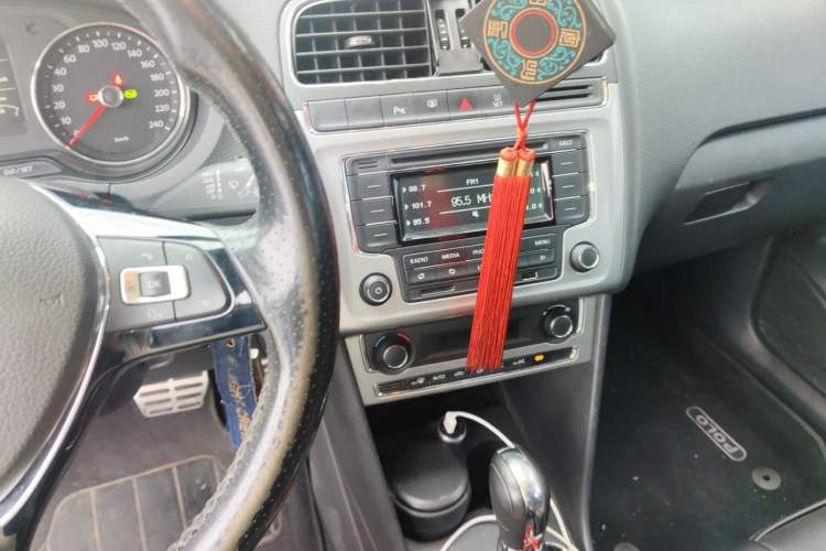 Used Volkswagen Polo 2014 1.6L Cross Polo Automatic Audio And AC Panel