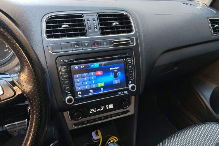 Used Volkswagen Polo 2014 1.6L Cross Polo Automatic Audio And AC Panel
