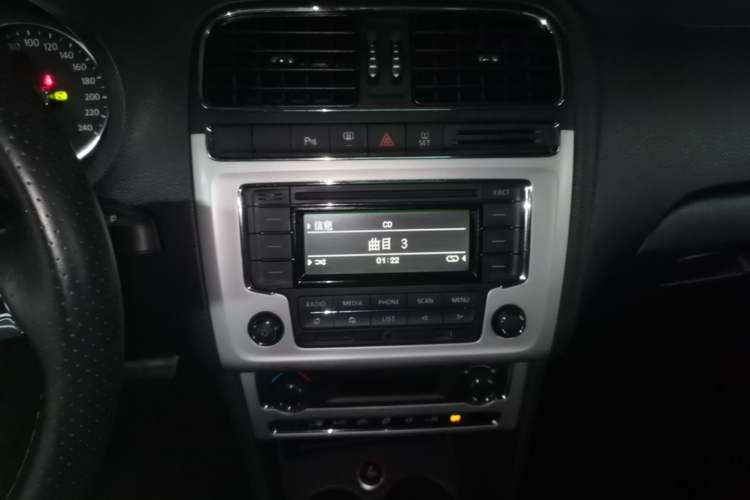 Used Volkswagen Polo 2014 1.6L Cross Polo Automatic Audio And AC Panel