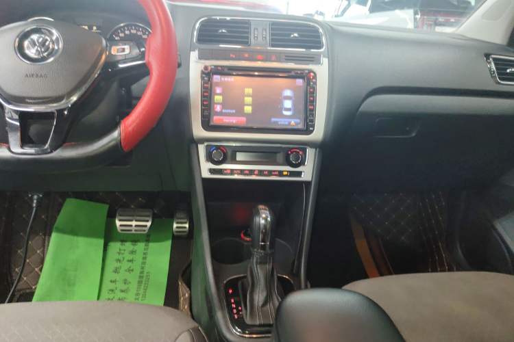 Used Volkswagen Polo 2014 1.6L Cross Polo Automatic Audio And AC Panel