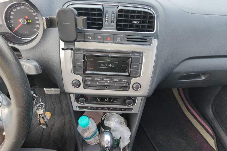 Used Volkswagen Polo 2014 1.6L Cross Polo Automatic Audio And AC Panel
