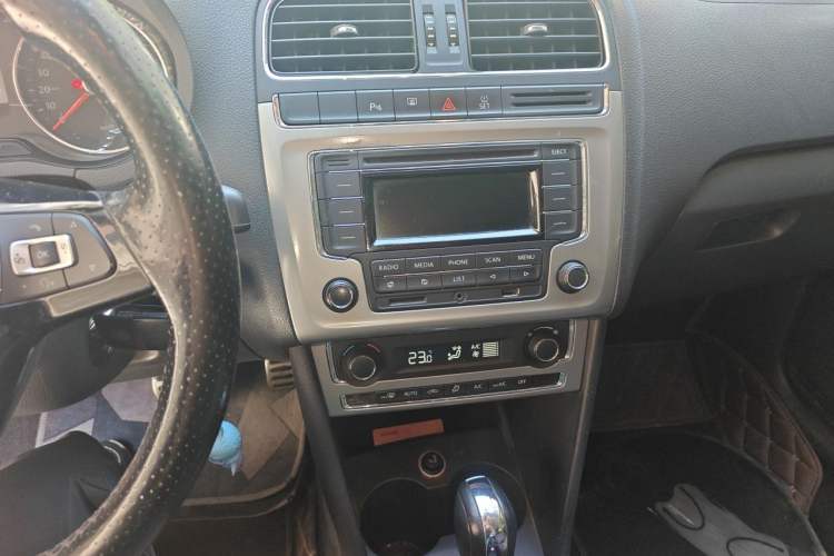 Used Volkswagen Polo 2014 1.6L Cross Polo Automatic Audio And AC Panel