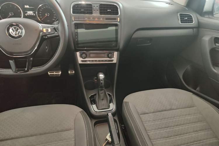 Used Volkswagen Polo 2014 1.6L Cross Polo Automatic Audio And AC Panel