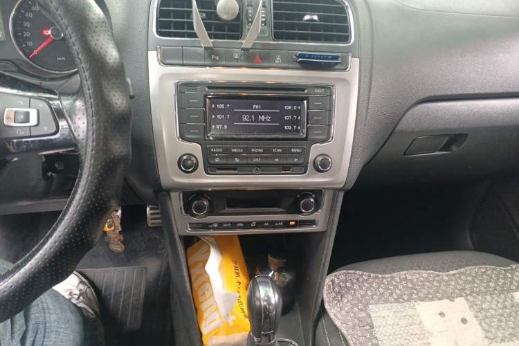 Used Volkswagen Polo 2014 1.6L Cross Polo Automatic Audio And AC Panel