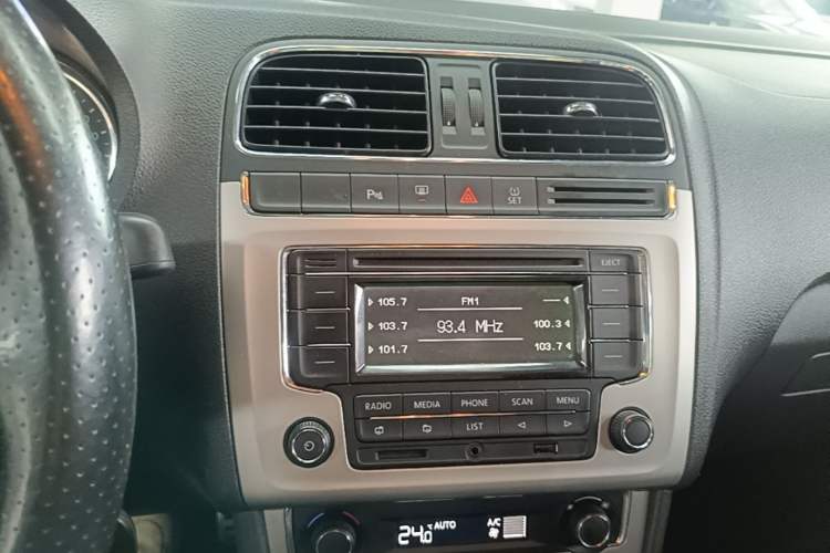 Used Volkswagen Polo 2014 1.6L Cross Polo Automatic Audio And AC Panel
