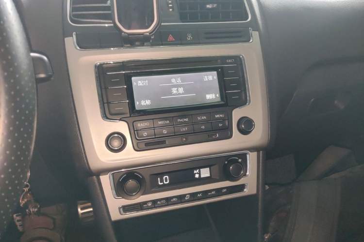 Used Volkswagen Polo 2014 1.6L Cross Polo Automatic Audio And AC Panel