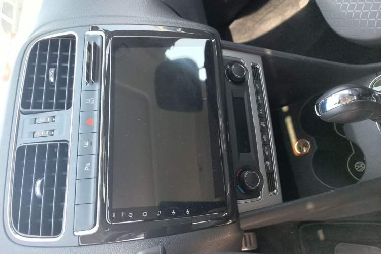 Used Volkswagen Polo 2014 1.6L Cross Polo Automatic Audio And AC Panel