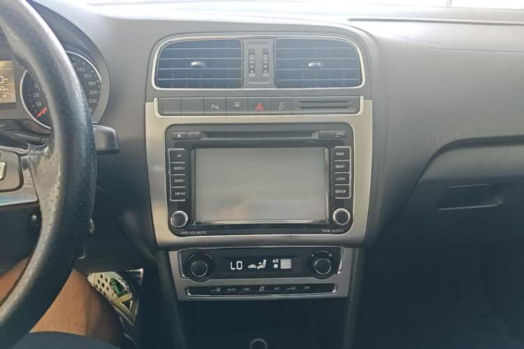 Used Volkswagen Polo 2014 1.6L Cross Polo Automatic Audio And AC Panel