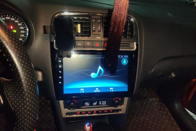 Used Volkswagen Polo 2014 1.6L Cross Polo Automatic Audio And AC Panel