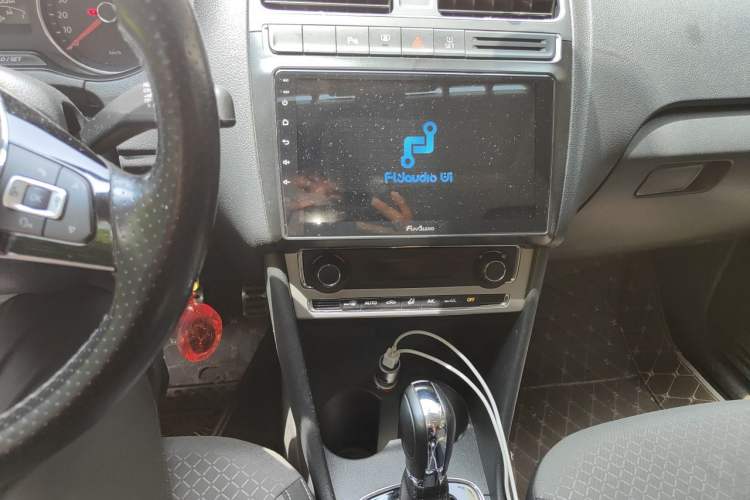 Used Volkswagen Polo 2014 1.6L Cross Polo Automatic Audio And AC Panel