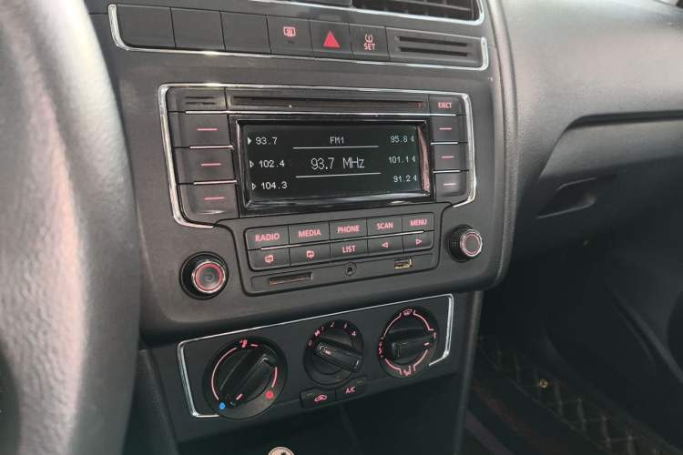 Used Volkswagen Polo 2014 1.6L Automatic Comfort Edition Audio And AC Panel