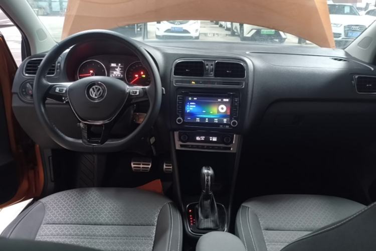 Used Volkswagen Polo 2014 1.6L Cross Polo Automatic Center Console
