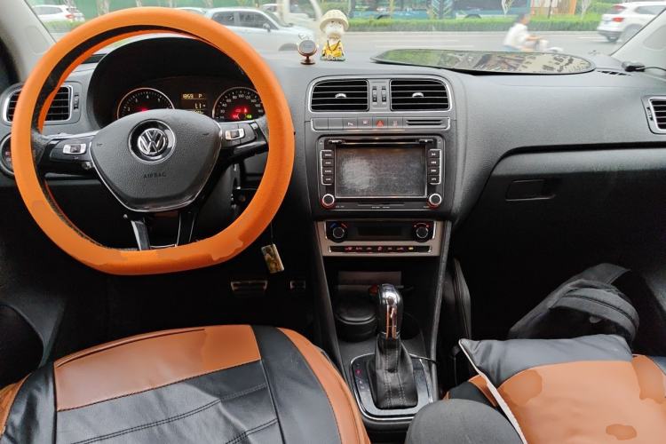 Used Volkswagen Polo 2014 1.6L Cross Polo Automatic Center Console