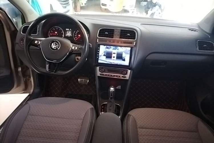 Used Volkswagen Polo 2014 1.6L Cross Polo Automatic Center Console