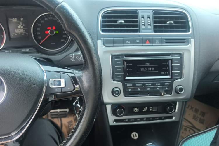 Used Volkswagen Polo 2014 1.6L Cross Polo Automatic Center Console