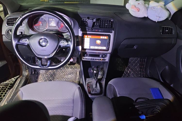 Used Volkswagen Polo 2014 1.6L Cross Polo Automatic Center Console