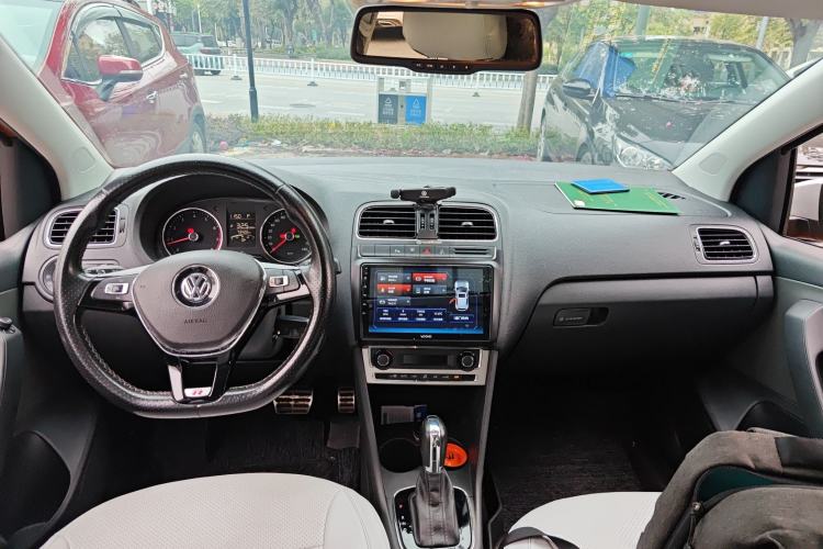 Used Volkswagen Polo 2014 1.6L Cross Polo Automatic Center Console