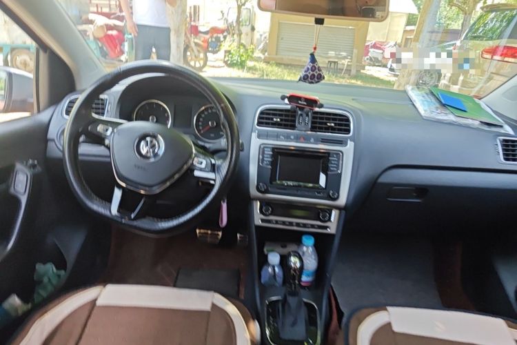 Used Volkswagen Polo 2014 1.6L Cross Polo Automatic Center Console