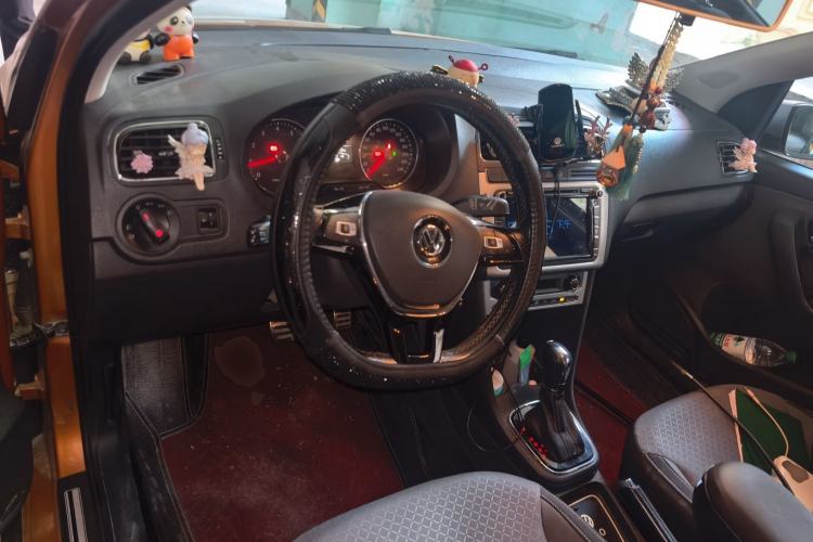 Used Volkswagen Polo 2014 1.6L Cross Polo Automatic Center Console